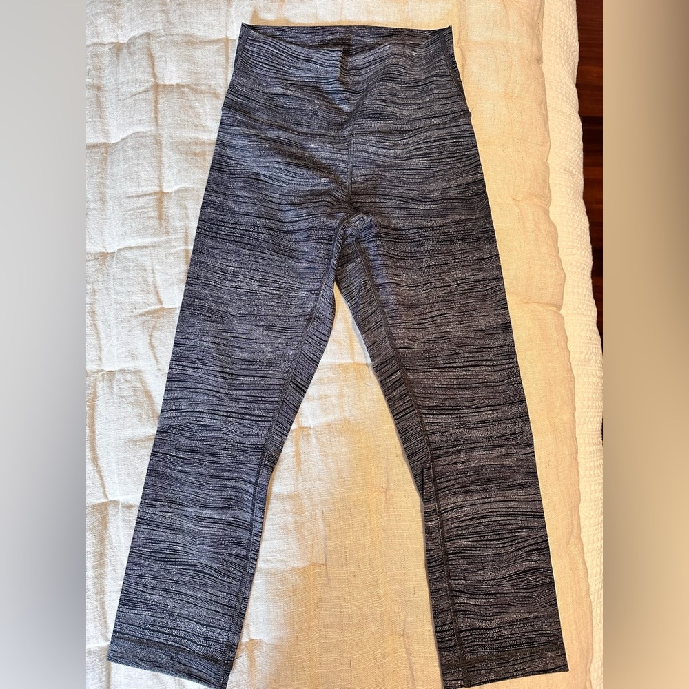 Lululemon wonder under cropped leggings, size 4 black and white lux stream